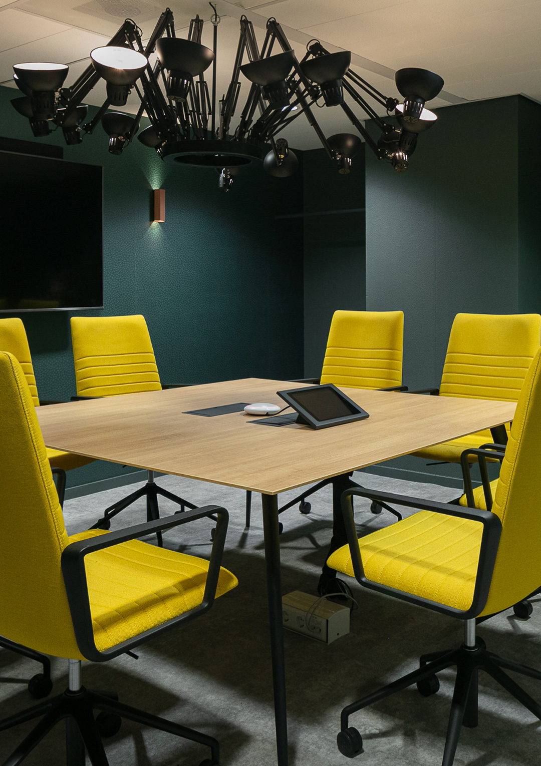 Elastic meeting room yellow chairs